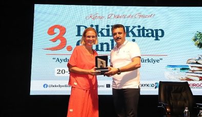 3. Dikili Kitap Günleri'nde Ceyda Düvenci sevenleriyle buluştu