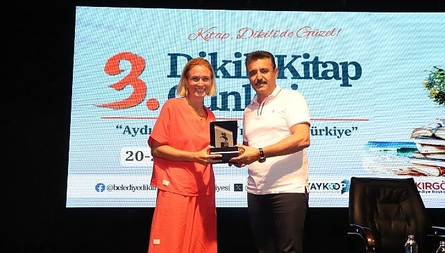 3. Dikili Kitap Günleri'nde Ceyda Düvenci sevenleriyle buluştu